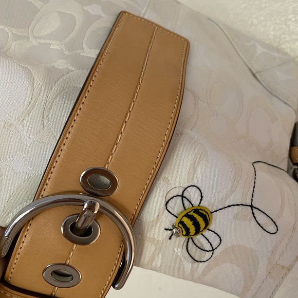 🐝Reposhing this cute unique and beautiful 🐝Coach purse. - Picture 11 of 13